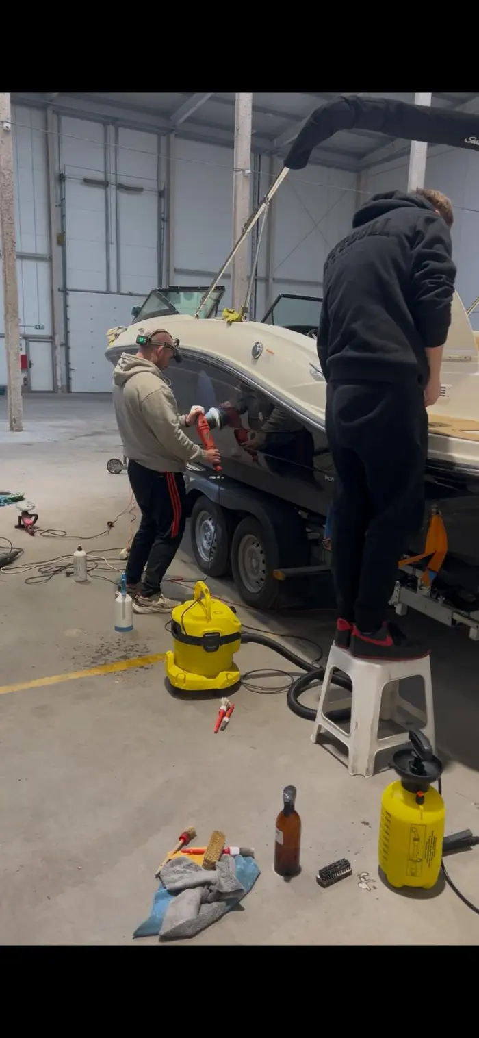 Polerowanie kadłuba łodzi motorowej w hali Cars Detailing Radom — przygotowanie pod zabezpieczenie powłoką.